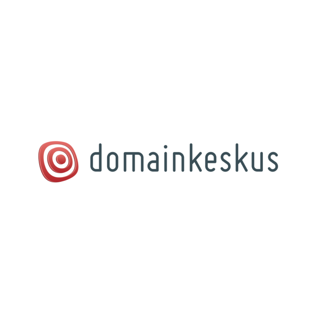 Kuvassa näkyy Domainkeskuksen logo, jonka vasemmalla puolella on punainen pyöreä kohdekuvake ja oikealla puolella sana "domainkeskus" pienillä kirjaimilla modernilla sans-serif-fontilla. Tausta on valkoinen.