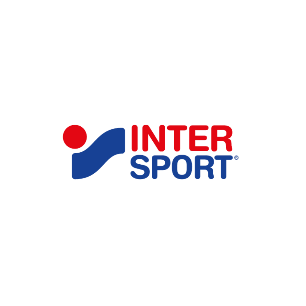 INTERSPORT-logossa on vasemmalla punainen piste ja sininen swoosh-symboli, oikealla punaisella "INTER" ja oikealla sinisillä isoilla kirjaimilla "SPORT", kaikki valkoisella taustalla.