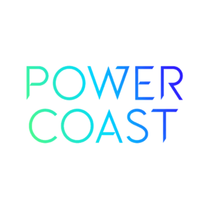 Sanat "POWER COAST" on kirjoitettu lihavoituin, modernein, sans serif -kirjaimin, joissa on liukuväriefekti, joka häipyy vihreästä siniseen, valkoista taustaa vasten.