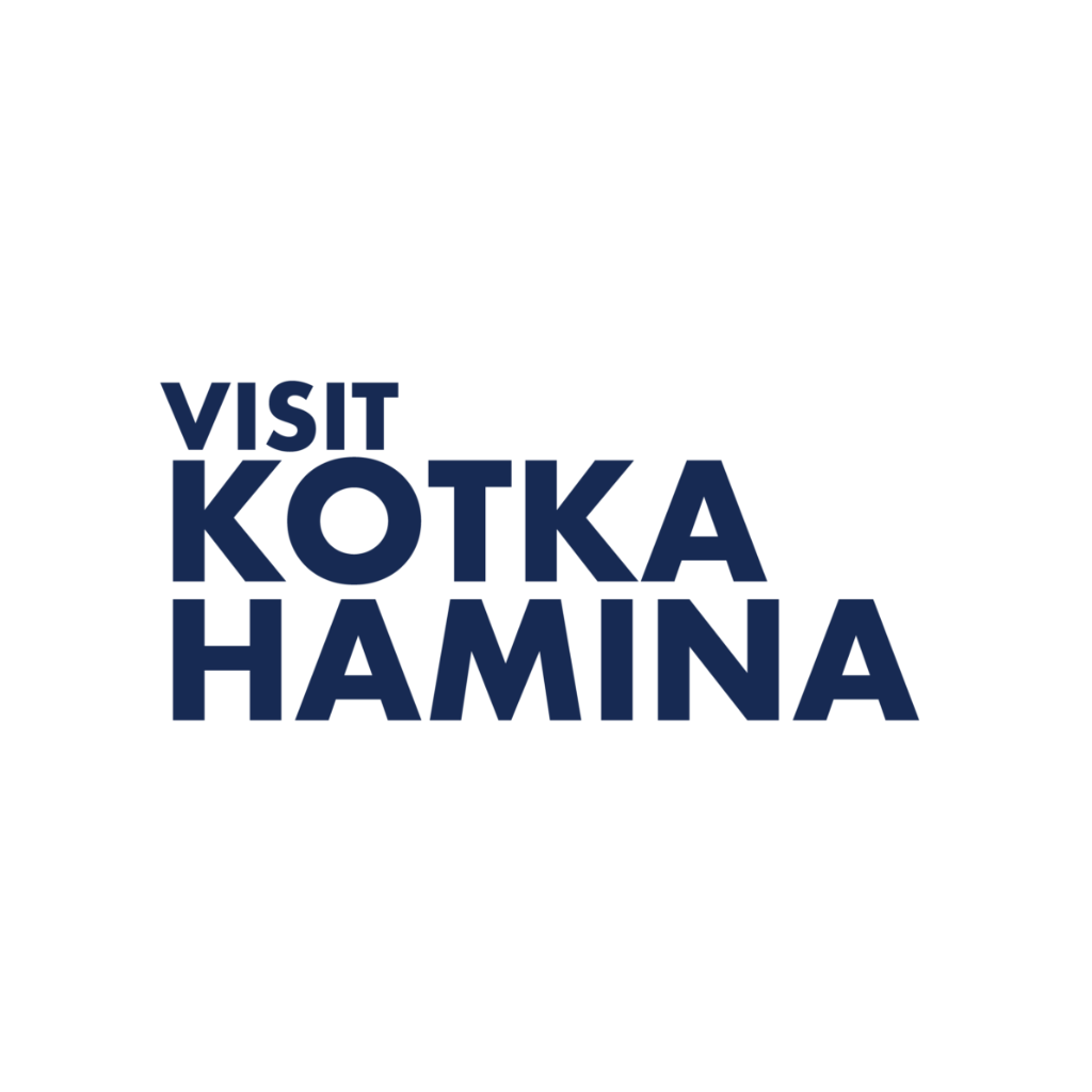Tummansinisellä tekstillä valkoisella pohjalla lukee lihavoituna ja isoilla kirjaimilla "VISIT KOTKA HAMINA".