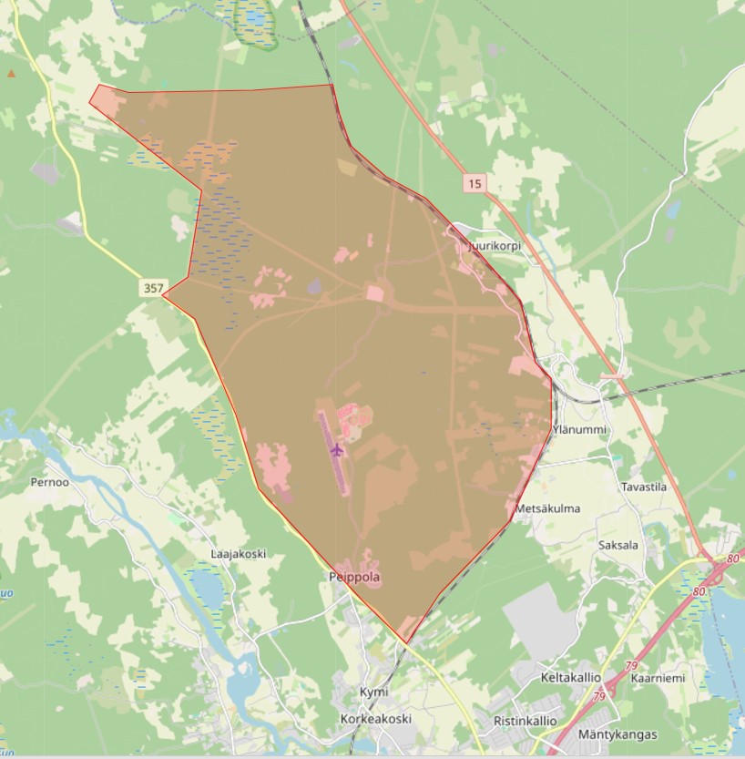 Kartta, joka näyttää korostetun, epäsäännöllisen muotoisen alueen, joka kattaa maaseutua, metsiä ja joitakin kehittyneitä alueita. Kartalla näkyvät tiet, kaupungit ja merkinnät, kuten Peippola, Kymi ja Nurkkorpi.