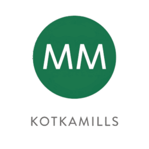Vihreä ympyrä, jonka sisällä on valkoisia kirjaimia "MM", mustalla isoilla kirjaimilla kirjoitetun sanan "KOTKAMILLS" yläpuolella.