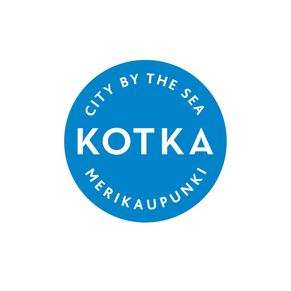 Sininen pyöreä logo, jossa valkoisella tekstillä "City by the Sea KOTKA Merikaupunki" ja keskellä lihavoituna isoilla kirjaimilla sana "KOTKA".