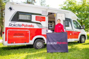 Suomen Rokotepalvelun bussi Kotka-Jukolaan