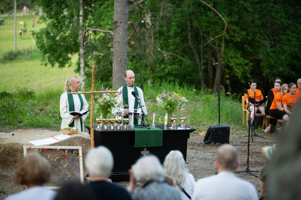 Messu Jukolan metsäkirkossa