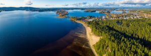 Ilmasta otettu panoraamakuva Sotkamosta. Kuvassa näkyy sininen Sapsojärvi, Hiukan uimarannan hiekat sekä mäntymetsä.