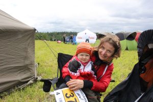 Jämsän Retki-Veikkojen teltoilla maailmanmestari Merja Rantanen valmistautui Venlojen viestiin hyvissä tunnelmissa Elna-tyttärensä kanssa.