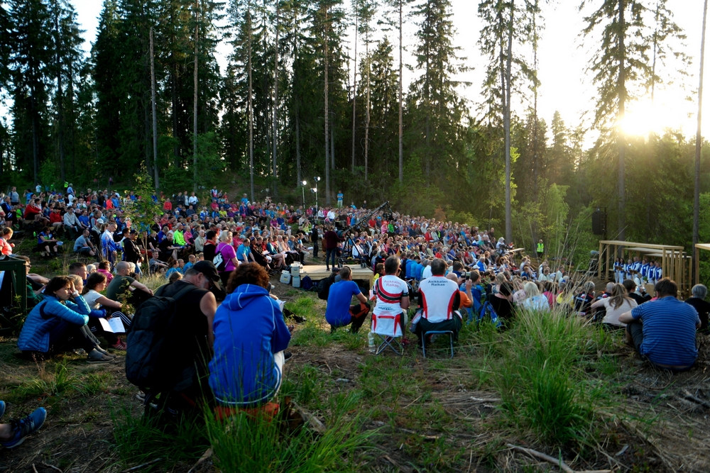 Metsäkirkko swengasi raikkaasti Kastarlammen rannalla | Lahti-Hollola  Jukola 2018