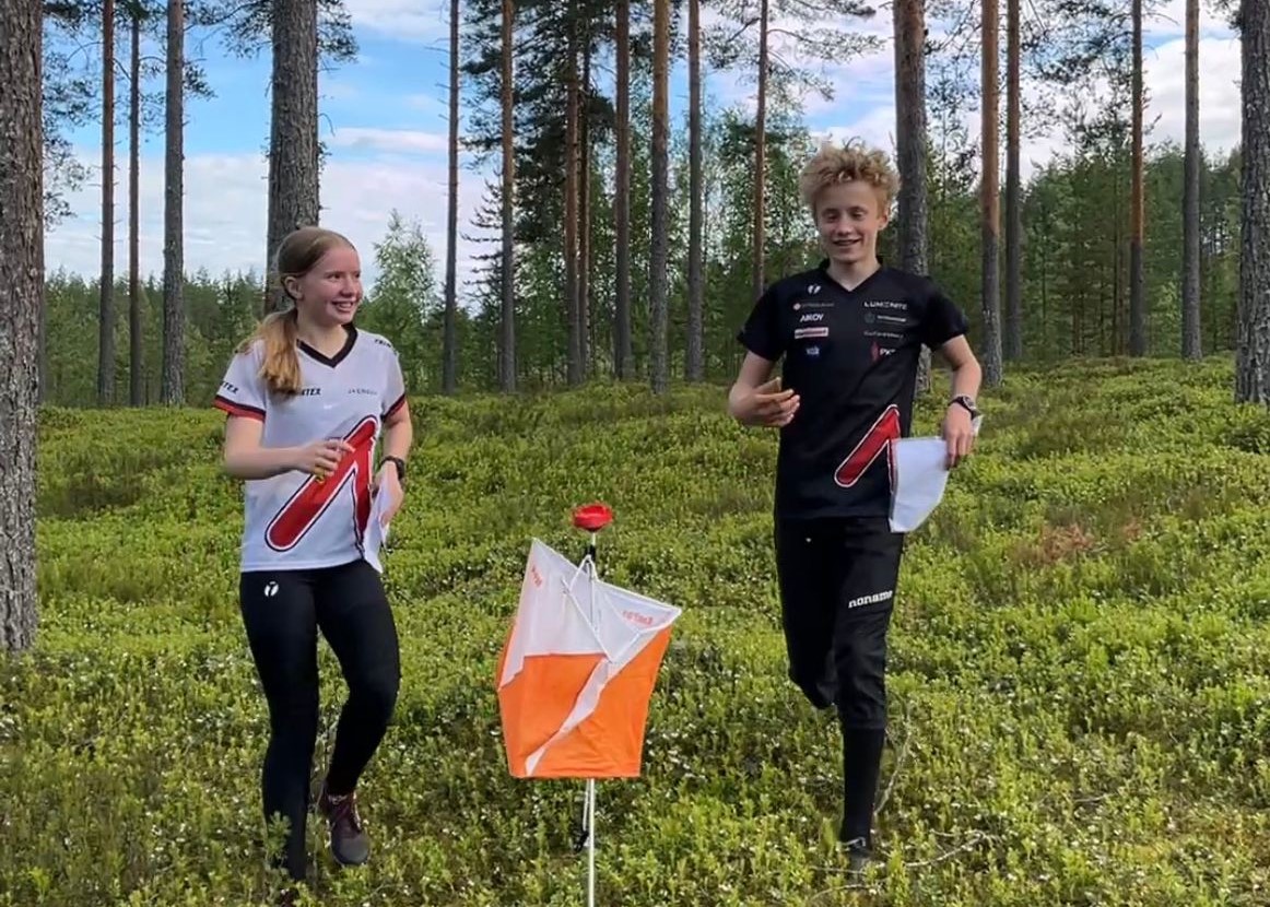 kaksi nuorta suunnistajaa rastilla