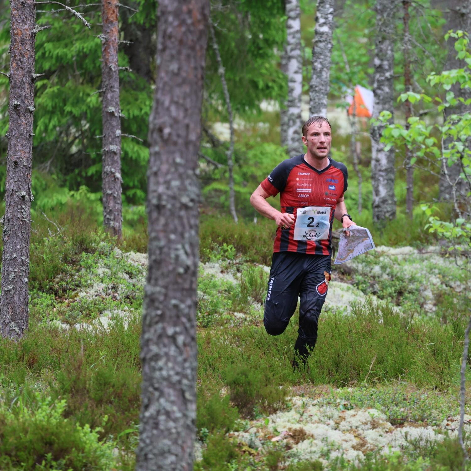 Suunnistaja metsässä